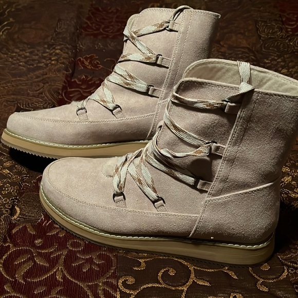 Universal Threads Shearling Boot - Picture 3 of 8